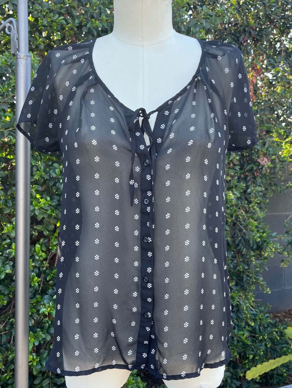 Old Navy Women’s Black Sheer Floral Button Front Blouse Top Size Medium